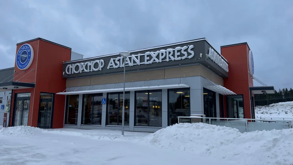 Kvinnan är åtalad för skadegörelse och kan riskera att få betala ett skadestånd på 4 883 kronor.