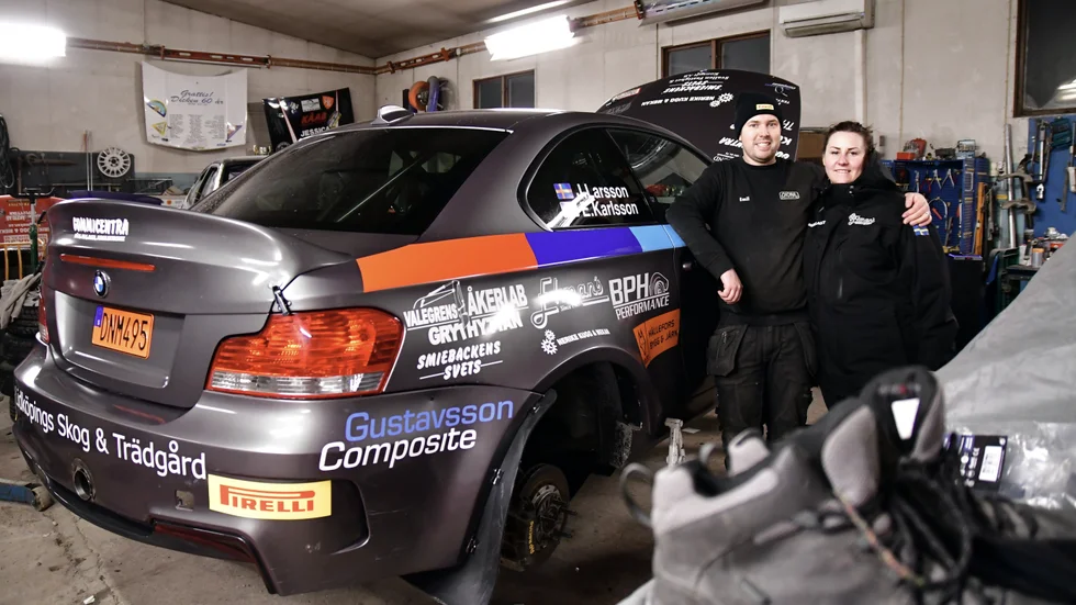 Emil Karlsson och Jessica Larsson hemma i garaget med den nya bilen. SM-premiär i Hudiksvall på lördag.