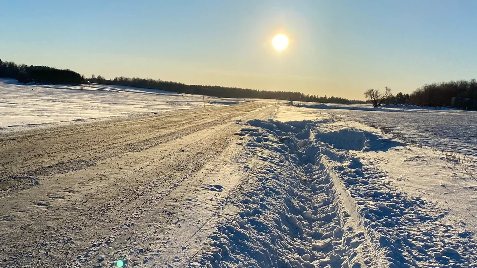 En buss gled av vägen och fastnade i diket på Selaön. När tidningen kommer till platsen har bussen lyckats komma iväg igen. Ingen person kom till skada.