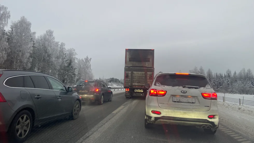 Köer har uppstått på E20 på grund av en trafikolycka mellan Åker och Biskopskvarn.