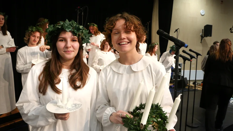 Wisbygymnasiet livesänder sitt Luciafirande och vännerna Amanda Al-Wazni och Molly Pettersson-Bröms delar på rollen. Fyra framträdanden blir det totalt, det webbsända kommer att axlas av Molly.