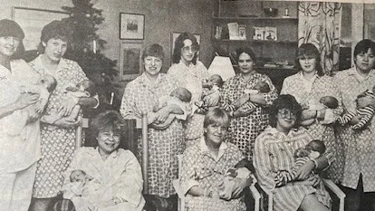 På Piteå BB har det varit en rekordjul för barnafödandet i år. Mammor på rad: Sigrid Nyström (barnsköterska), Elisabet Risberg, Britt-Inger Fahlman, Gunilla Lundkvist, Helena Isaksson, Marie-Louise Gabrielsson, Ann-Britt Öhman. Sittande fr.v. Zandra Lundström, Monica Wallner-Berg och Carina Wallin.