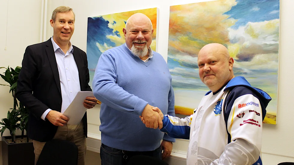 Fredrik Feldt, teknisk chef Motala kommun, och Nils-Eric Dålse (SD), ordförande tekniska servicenämnden var nog minst lika glada som Conny Svärdvall, ordförande Piraterna, för att nya avtalen nu kunde undertecknas.