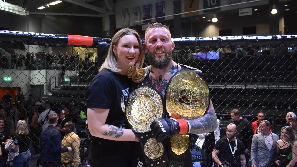 Andreas ”Real Steel” Ståhl tillsammans med sin fru Isabelle efter vinsten i Luleå. Ståhl är regerande mästare i Battle of Botnia och sätter sin titel på spel till helgen.