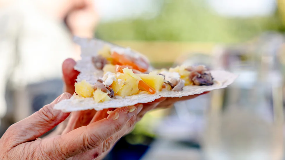 EU-länderna har gemensamt beslutat att fisket av strömming inte ska stoppas vilket EU-kommissionen föreslog, däremot sänks fiskekvoterna. Beskedet innebär att surströmmingsproduktionen fortsätter även nästa år.