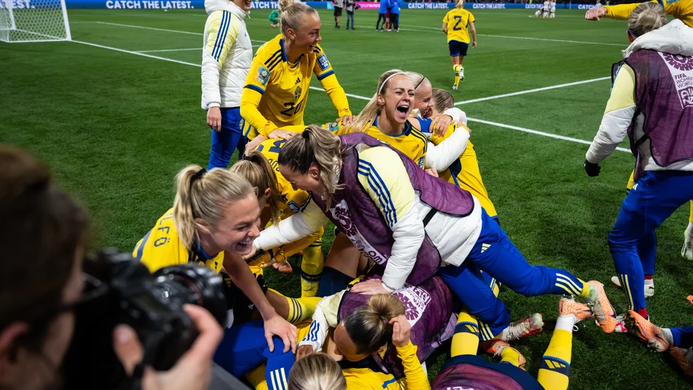 Sveriges spelare jublar efter åttondelsfinalsegern mot USA. Kvartsfinalen mot Japan kommer nu att visas på storbild på fredag morgon i Motala, i Folkets hus.