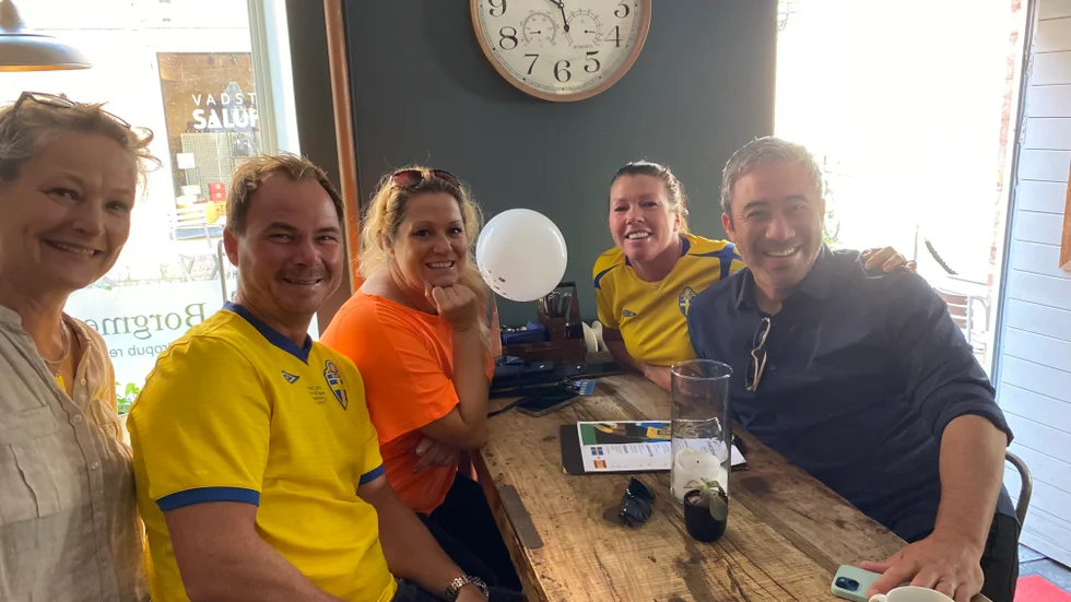 Heja Sverige. Vadstena supportar svenska landslaget under fotbolls-VM. Från vänster ses Malin Kärrbrink, Joakim Norrgårds, Katrin Merzbach, Chatrin Norrgårds och Jeff Bekes. "Man blir Vadstenastolt", säger Kärrbrink.