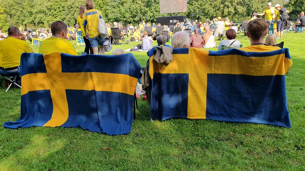 Heja Sverige! Stämningen stiger på Stångebro.