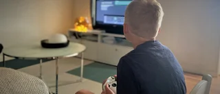 Adrian, 7, tvingas åka buss själv – trots dubbla diagnoser