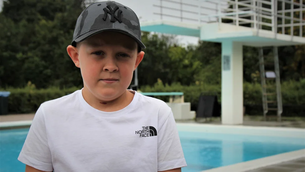 "Jag kunde inte röra mig och jag låg på rygg. Det gjorde jätteont i benen", säger sjuårige Anton Ohlström Hyötylä, 7 år, som mirakulöst klarade sig helt utan större skador efter ett fall från Vendelbadets hopptorn.