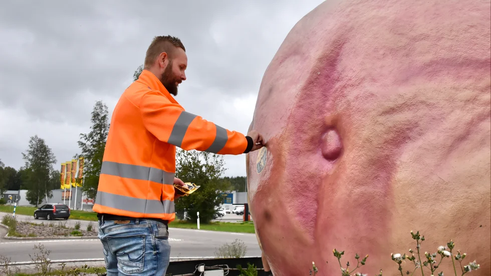 Andreas Jerrevång från Mjölby kommun höll sitt ord. Redan på onsdagseftermiddagen var klistermärkena borta.