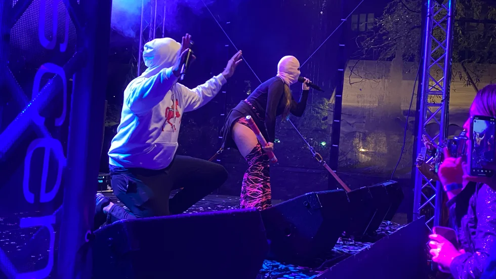 Efter att ha blivit attackerad två gånger med föremål som kastades upp på scenen röt artisten ifrån och hotade med att kliva av om det skedde en gång till.