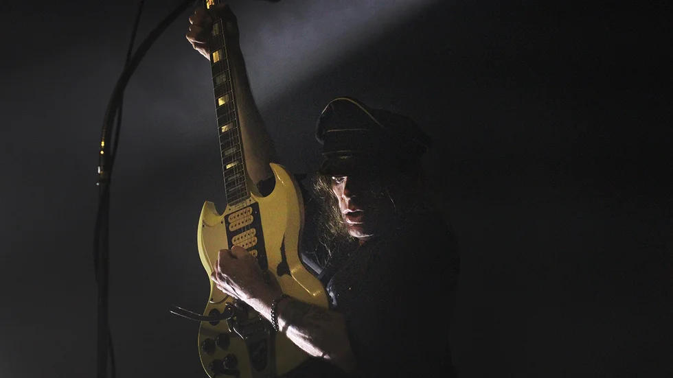 Nicke Andersson ger allt på gitarren.