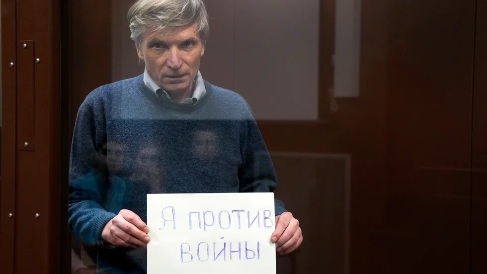 Aleksej Gorinov, lokalpolitiker i Moskva fick sju års fängelse för att han kallade kriget i Ukraina för ett krig. Skylten han höll under rättegången lyder “jag är emot kriget”.