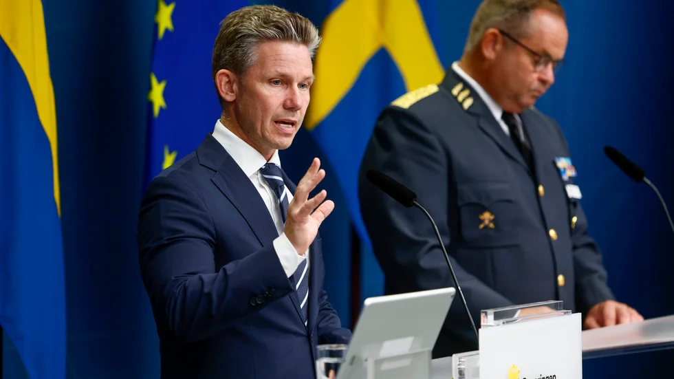 Försvarsminister Pål Jonson (M) och chefen för försvarsstaben, generallöjtnant Michael Claesson håller pressträff om ett nytt stödpaket till Ukraina.