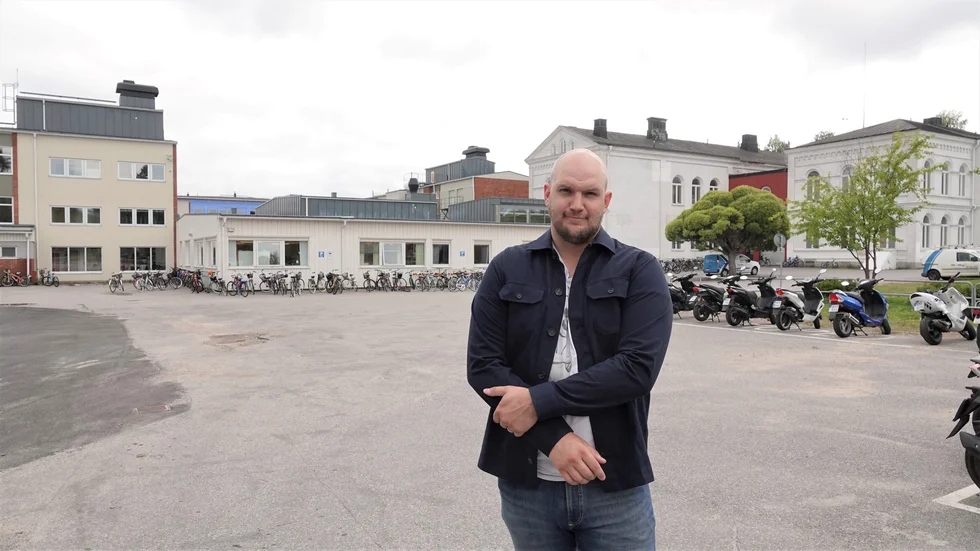 Anton Li Nilsson, gruppledare för Centerpartiet i Piteå, och hans partikamrater på riksplanet vill korta ned sommarlovet i skolan med två veckor. "Det är en insats bland flera vi tänker oss", säger Li Nilsson.