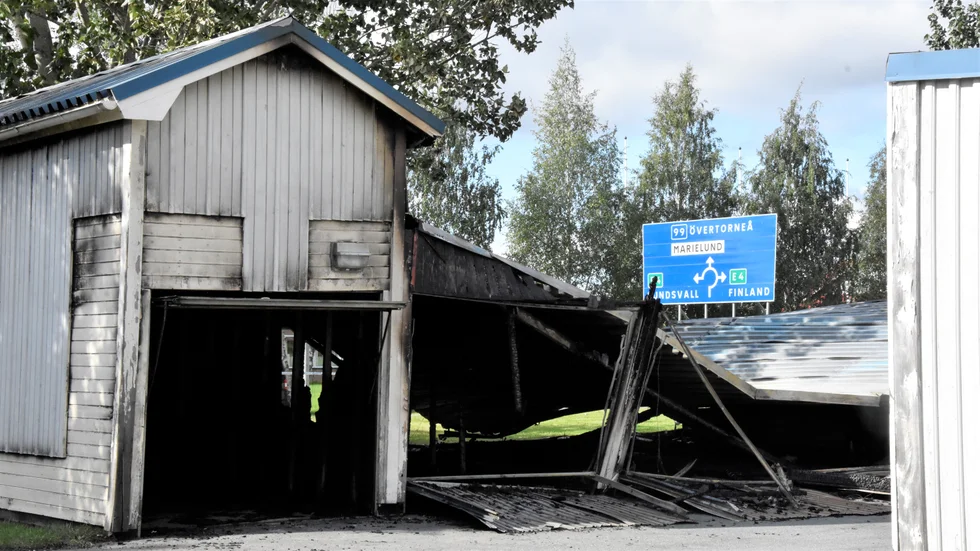 En garagelänga har bitvis rasat ihop efter brand.