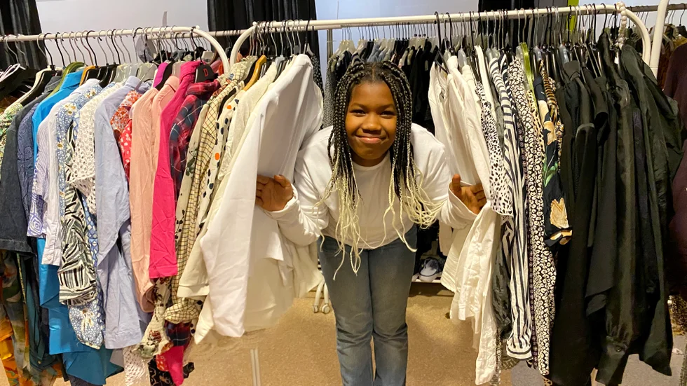 Phoebe Iradukanda har hjälpt till med kärleksloppisen på Charlottenborgs fritidsgård.