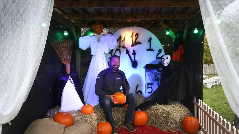 Handlaren i Stenkyrka, Henrik Westerlund, har ett förflutet i krogbranschen och är van att sprida glädje till gäster. I år har han laddat upp med ett litet miniland med läskiga grejer utanför butiken till halloween.