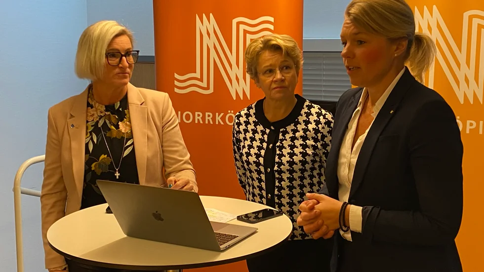 Den nya ledartrojkan för Borgerlig samverkan i Norrköping. Monica Holtstad från Liberalerna som sig bör i mitten mellan Eva-Britt Sjöberg och Sophia Jarl till höger. 