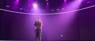Snubblar på mållinjen – Louisa från Uppsala tvingas lämna Idol