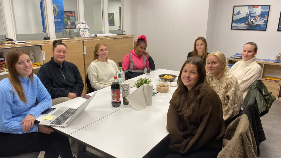 Motala gymnastikförenings styrelsemöte i veckan, styrelsen plus tre ledare som gästar. Från vänster runt bordet hos RF-Sisu sitter: Hilda Strömberg, Moa Karlsson, Nora Eriksson, Maria Beuthan, Tuva Printzell, Linnéa Dahlkvist, Alma Pripp-Johansson och Alice Sandström. Möt gänget för ett snack om sport och framtid.