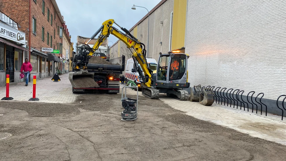 Hålet i gatan efter lördagens vattenläcka på Bagaregatan i centrala Nyköping kunde lagas under måndagsförmiddagen. 