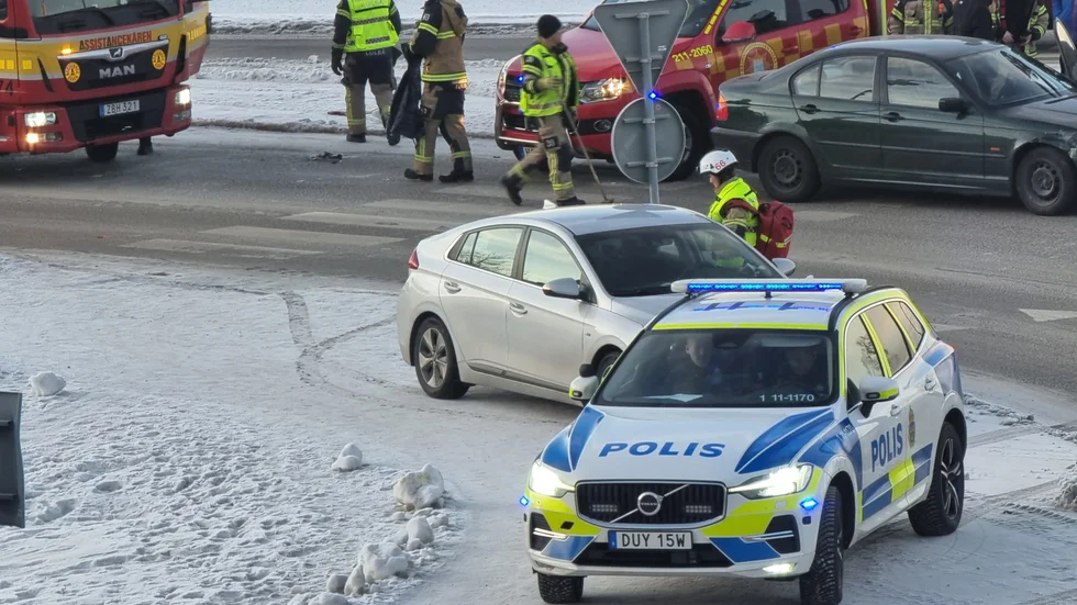 Flera fordon inblandade i olycka i central Luleå. 