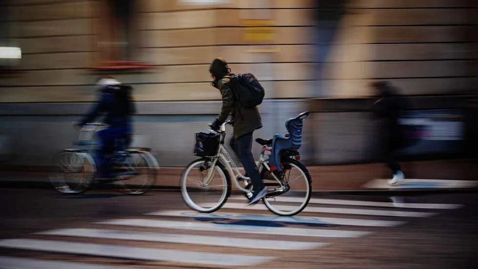 Insändarskribenten ger ett par förslag till hur trafiken borde ordnas för att öka genomfarten och göra det enklare för cyklister.