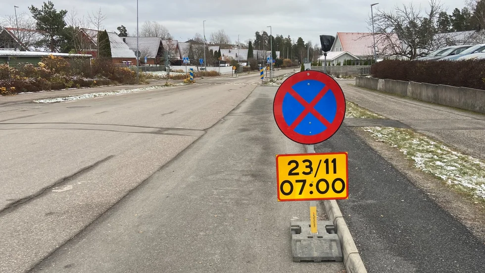 Den här skylten kom under torsdagen upp vid Finningeskolan, för att ett par timmar senare uppdateras. Nu är det den 27 november som gäller.