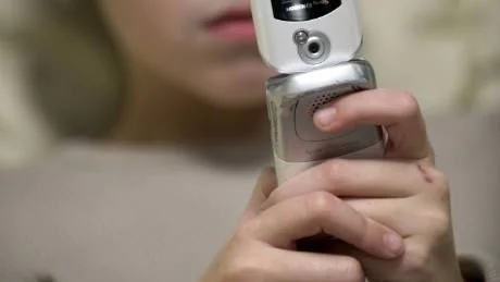 Insändarskribenten undrar om man vågar lita på mobilindustrins löften om att det är ofarligt med mobiltelefon.