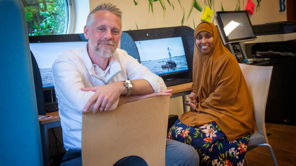 Projektledare Alexander Flygare och koordinator Saida Haji på Mötesplats Brandkärr får ofta frågor om hjälp med olika appar och digitala tjänster. Nu anordnas en temadag.