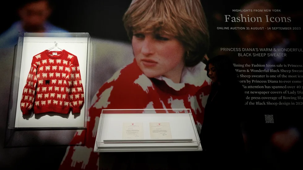 Lady Diana Spencer – senare prinsessa av Wales – i sin röda "fårtröja". Nu hoppas auktionshuset Sothebys att tröjan ska säljas på en modeauktion för minst en halv miljon kronor.