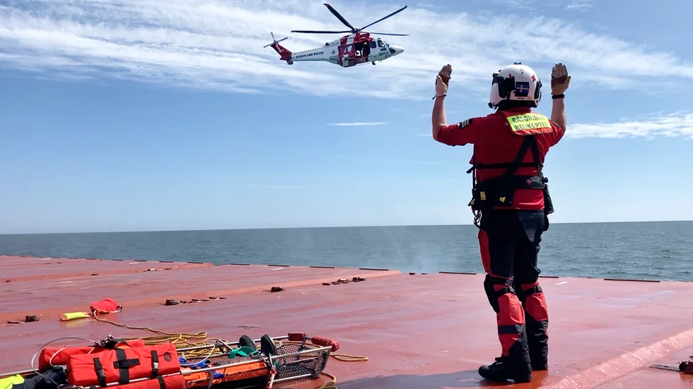 Två mil utanför Östergarnslandets kust hänger Sjöfartsverkets räddningshelikopter över det 90 meter långa lastfartyget. Att i lugnt väder öva ytbärgning är en viktig del i arbetet för besättningen.
