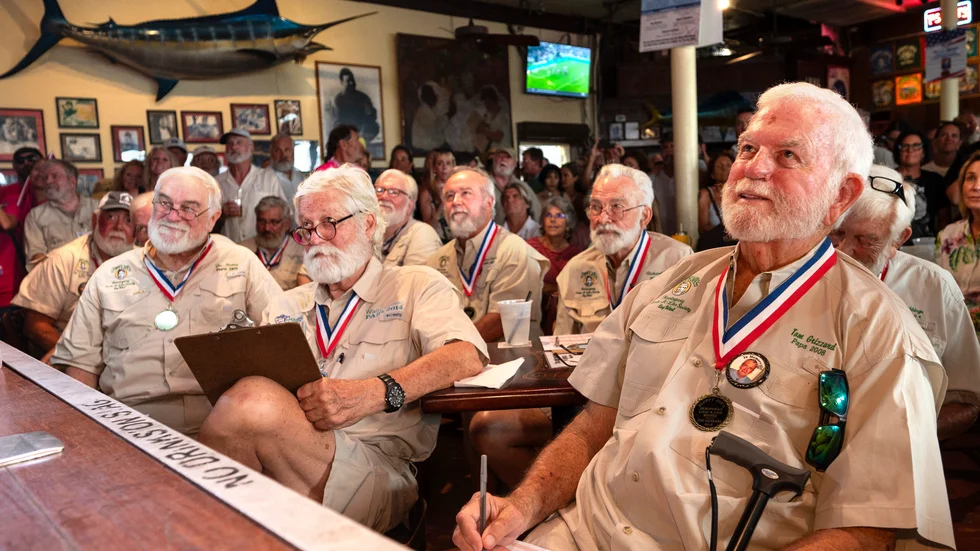 Juryn består av tidigare vinnare i Hemingway look alike-tävlingen på Sloppy Joe's Bar i Key West, Florida.