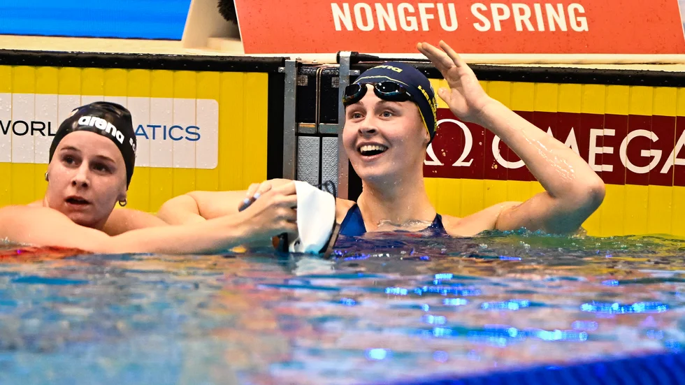 Sophie Hansson simmade sitt snabbaste lopp på två år och tog sig till VM-final på 100 meter bröstsim.