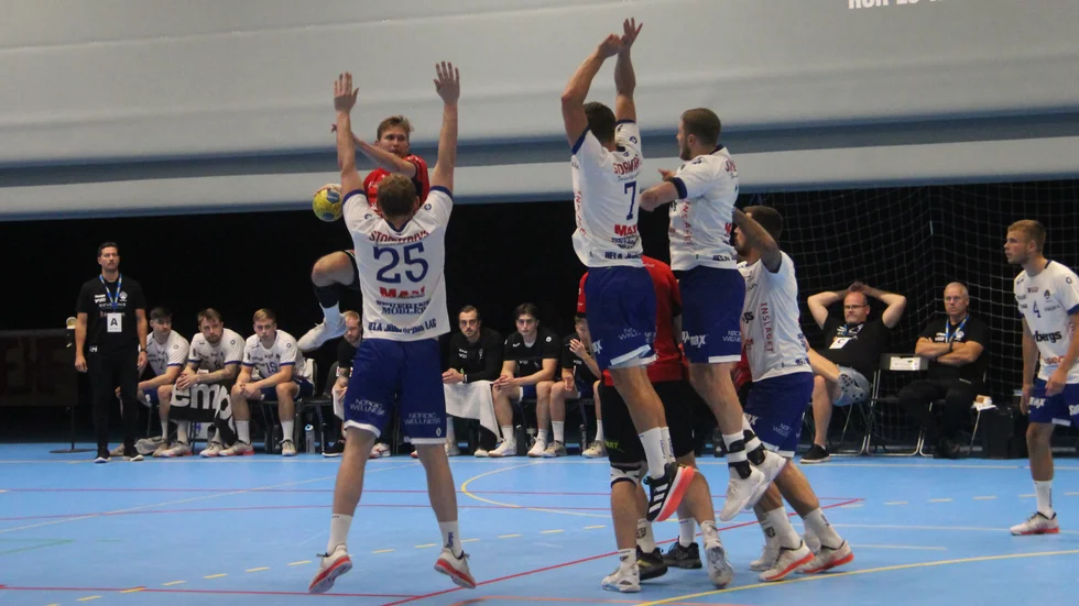 I andra halvlek hittade EHF luckorna i försvaret.