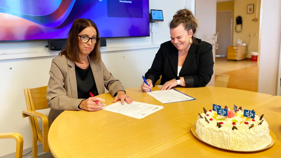 Jenny Olsson, ordförande för Vårdförbundet i Västerbotten, och Helene From, HR-chef på Norsjö kommun, skrev på avtalet.