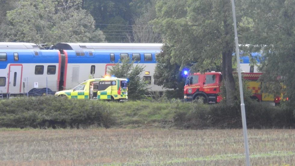 Räddningstjänst och ambulans vid tåget på väg mot Stockholm, som står still på grund av en misstänkt olyckshändelse.