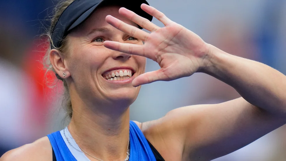 Caroline Wozniacki vinkar till supportrarna efter segern i US Open.
