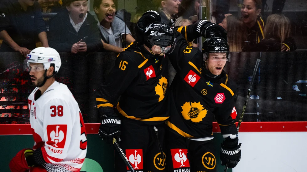 Linus Lindström klappar om Filip Sandberg som assisterade till den vikarierande forwardens boxplaymål.