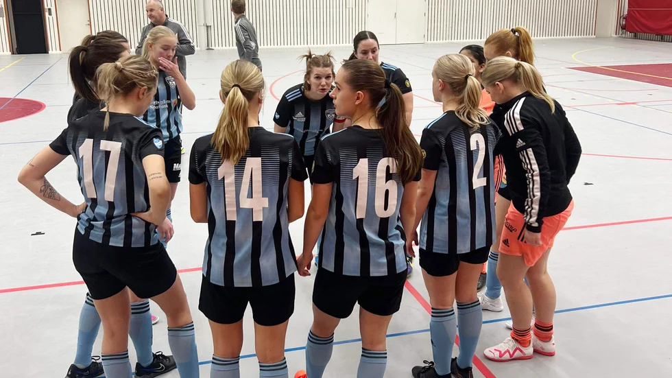 Västerviks Damfotbolls lagkapten Malin Blidfors har ett snack med laget.