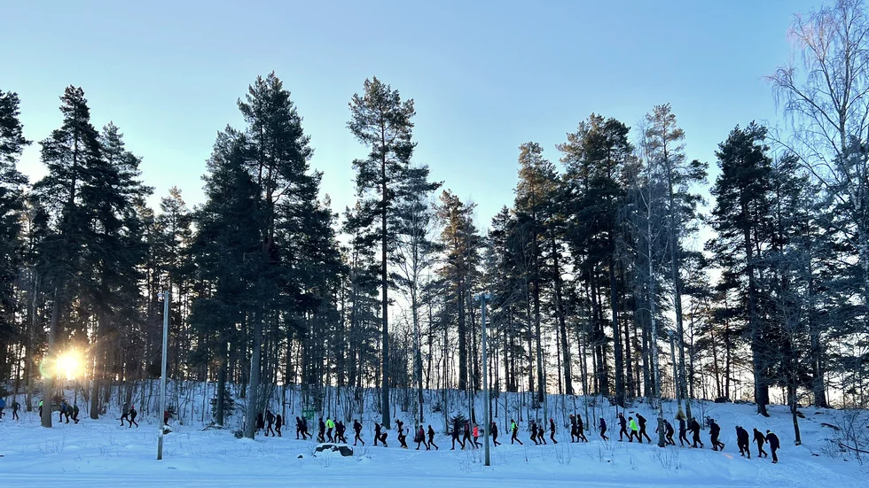 Klockan 10.00 gick startskottet för Borenshill Backyard Ultra 2024. Borensbergs IF Sportklubb arrangerar loppet och det springs i år med en insamling för Ukraina. Backyard Ultra är en tävlingsform där alla deltagare ska springa 6 706 meter varje hel timme tills tävlingen är slut. Här slutar loppet klockan 18.00 och sista start är 17.00. Varje heltimme startar ett nytt varv och när det är avklarat, kan deltagaren vila fram till nästa start. Vanligtvis finns det ingen tidsgräns på ett Backyard Ultra och loppet avslutas först när alla löpare utom en har gett upp, alternativt inte hinner tillbaka inom tidsbegränsningen 60 minuter.