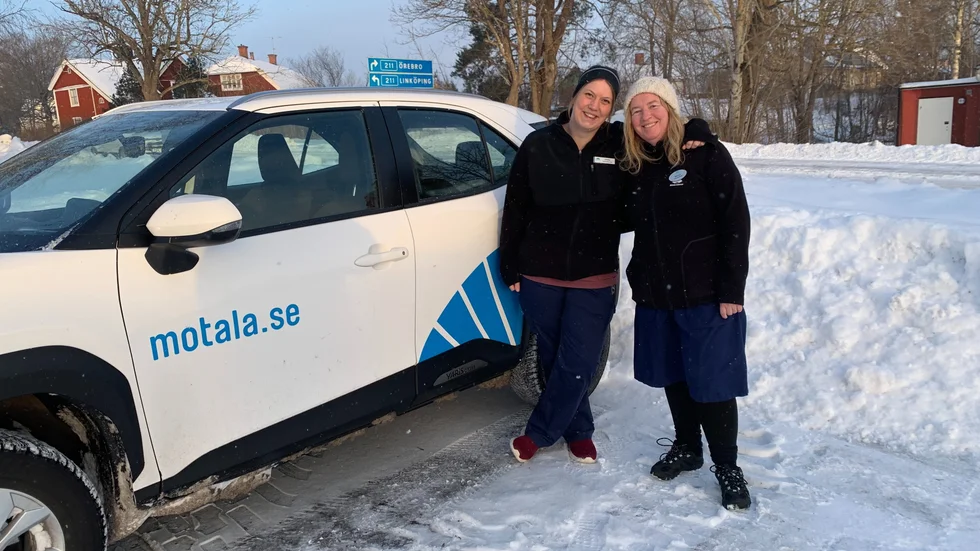 Emma Karlsson och Marion Princic jobbar inom hemtjänsten i Tjällmo. Snö och halka försvårar arbetet, men de båda upplever att de äldre har förståelse för det.