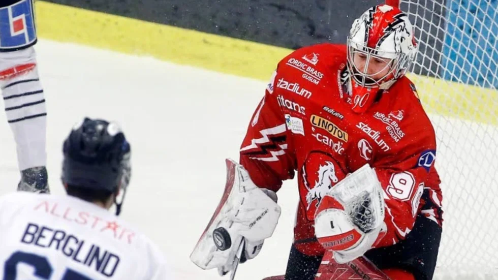 Emil Jidskog är tillbaka i Vita Hästen. Här plockar han pucken i en match mot Karlskoga under sin senaste sejour i klubben.