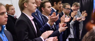 Släpp könsroller när ni väljer politik, ungdomar