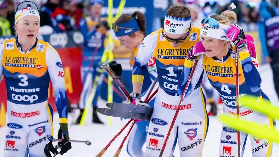 Frida Karlsson (till höger) och Jonna Sundling (vänster) tappade från pallen i sista etappen av Tour de Ski. I mitten syns Moa Ilar som slutade på 19:e plats totalt. 