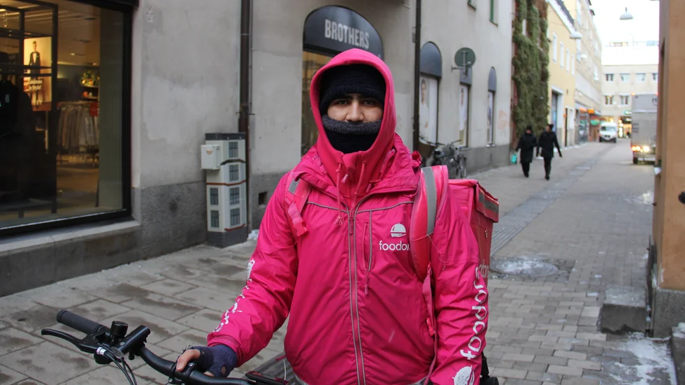 När UNT träffar Ayan Hussain, 19, hämtar han upp en leverans på Max vid Stora torget. Det är hans sjunde och sista Foodorabeställning för dagen. Efter en timmes rast fortsätter arbetsdagen i Apoteas lager.