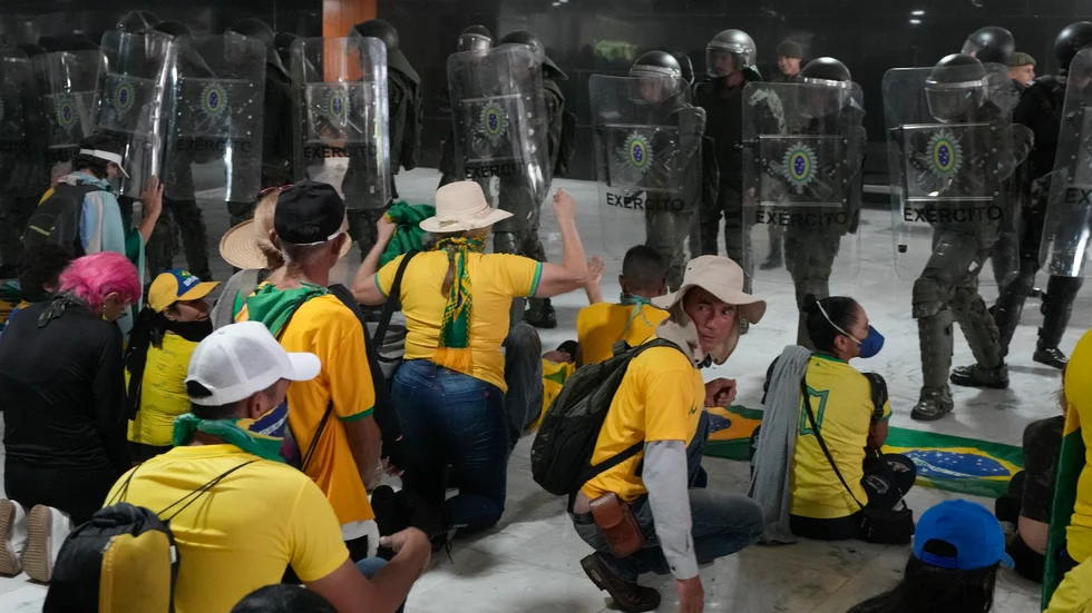 Anhängare till Brasiliens expresident Jair Bolsonaro konfronteras av kravallpolis under upploppen huvudstaden Brasília i januari 2023. Arkivbild.