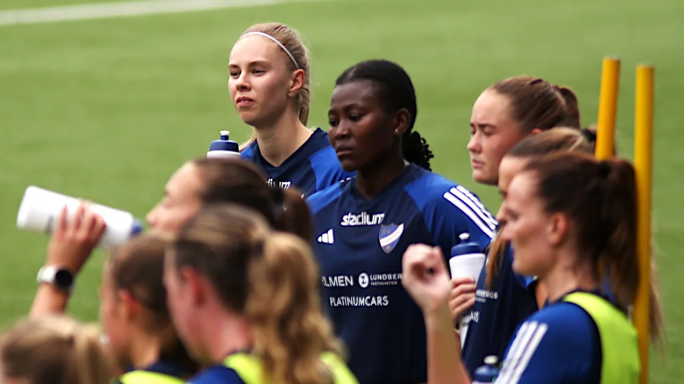 Stina Dahl Forslund tränar med IFK Norrköping några dagar i veckan – men spelar matcher för Eskilstuna i elitettan. "Jag har utvecklats mycket", säger 17-åringen om säsongen.